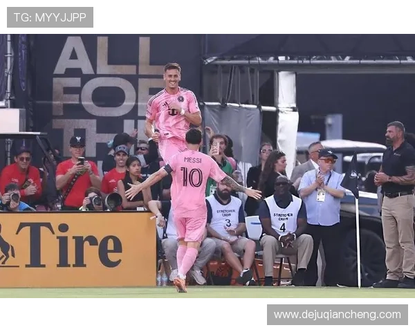 梅西中场精准长传助攻阿连德双响助球队取胜