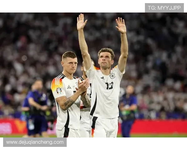 穆勒与德赖塞特尔亲密合影社交媒体上互称传奇人物